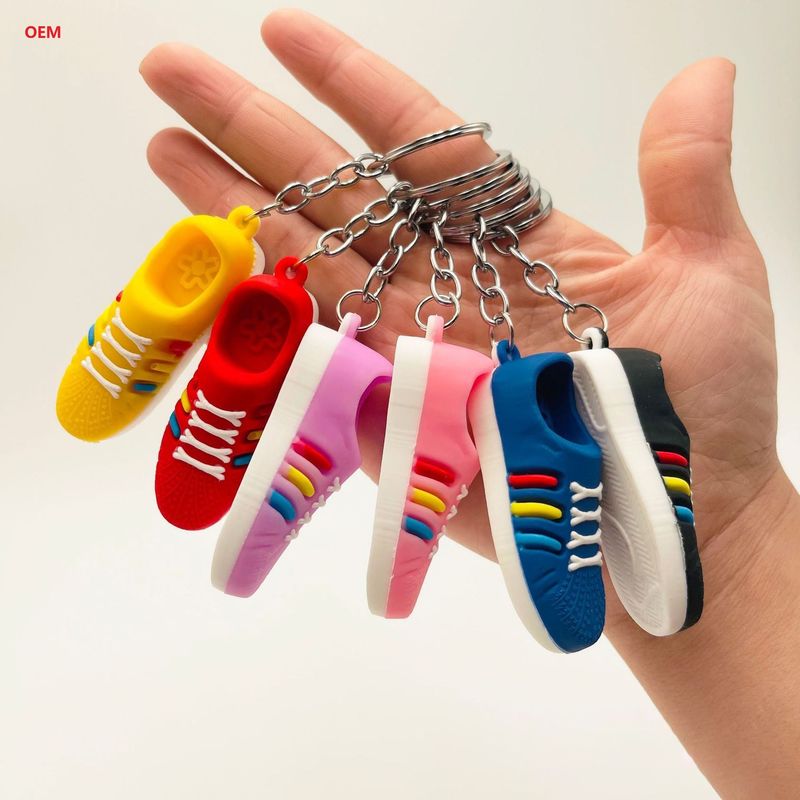 3D mini schoenen sleutelhanger karakter sleutelhanger met metalen sleutelring Custom Plasitc Figuur Sleutelhanger
