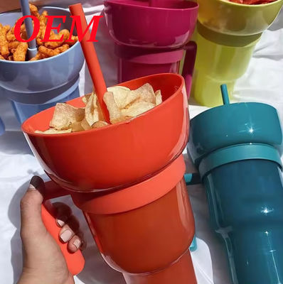 Popcorncontainer met een popcorn emmer met stro